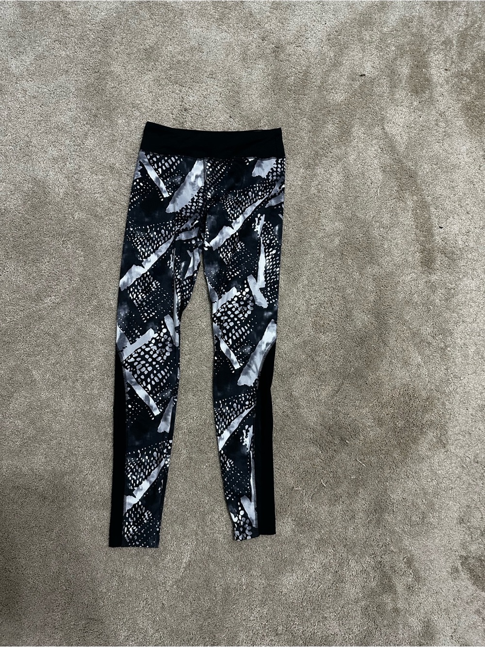 Forever 21 Black & Gray Abstract Pattern Leggings